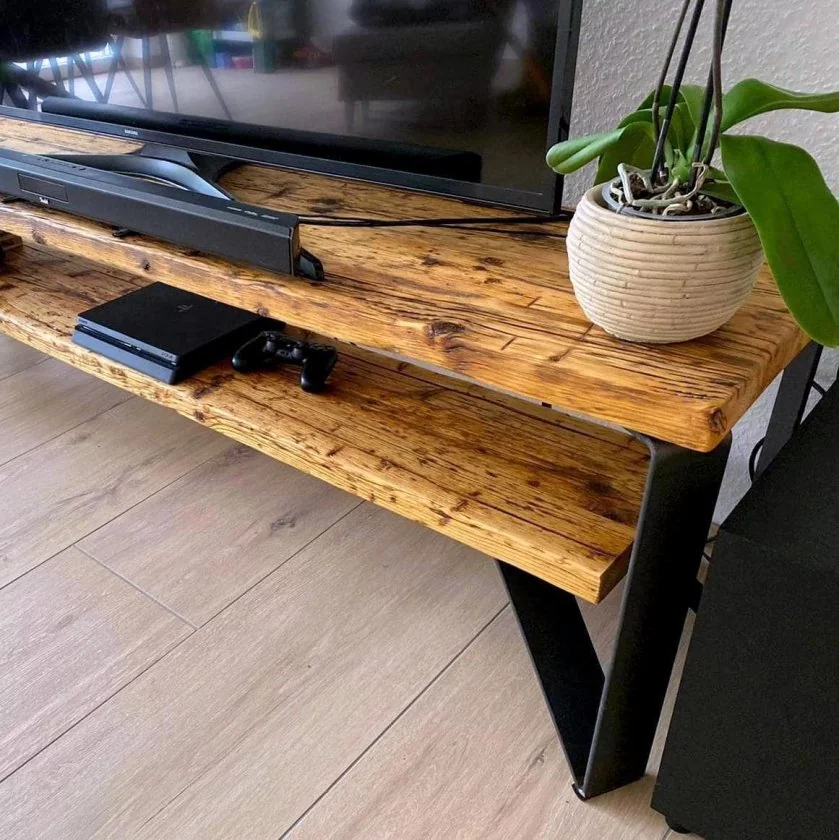 TV-Lowboard mit Fernseher uns Receiver- TV-Anrichte aus recycelten Massivholz Gerüstbohlen Farbe honey mit Kufen aus Stahl real steel